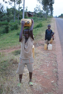 Dzieci niosące do domu zapas wody