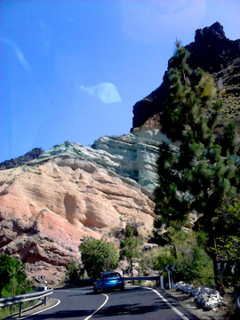Sama tylko wycieczka samochodowa po Gran Canarii wprawia każdego przybysza w zachwyt. Na zdjęciu Los Azulejos – warstwy skalne o różnym składzie chemicznym odpowiedzialnym za pięknie kontrastujące kolory.