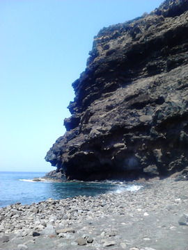 Gran Canaria posiada nie tylko plaże „piaszczyste”, ale także otoczone skałami, niewielkie  plaże „kamieniste”.