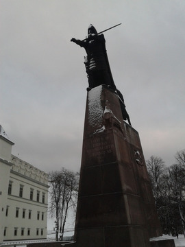 Pomnik Giedymina na placu katedralnym; został postawiony w 1993 r. Od pomnika z jednej strony ciągnie się główny trakt staromiejski - ulica Zamkowa (Pilies gatve), a z drugiej strony główna ulica Wilna, obecnie aleja Giedymina (Giedymino prospektas), prze