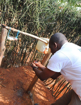 Jeden z przedstawicieli ADRA Rwanda, naszego partnera demonstruje sposób użycia tippy-tapu