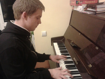 Darius z Domu Młodzieżowego, który został moim nauczycielem gry na pianinie.