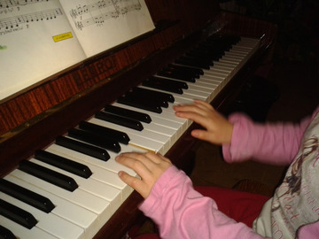 Gabriele spiewająca i grająca na pianinie.